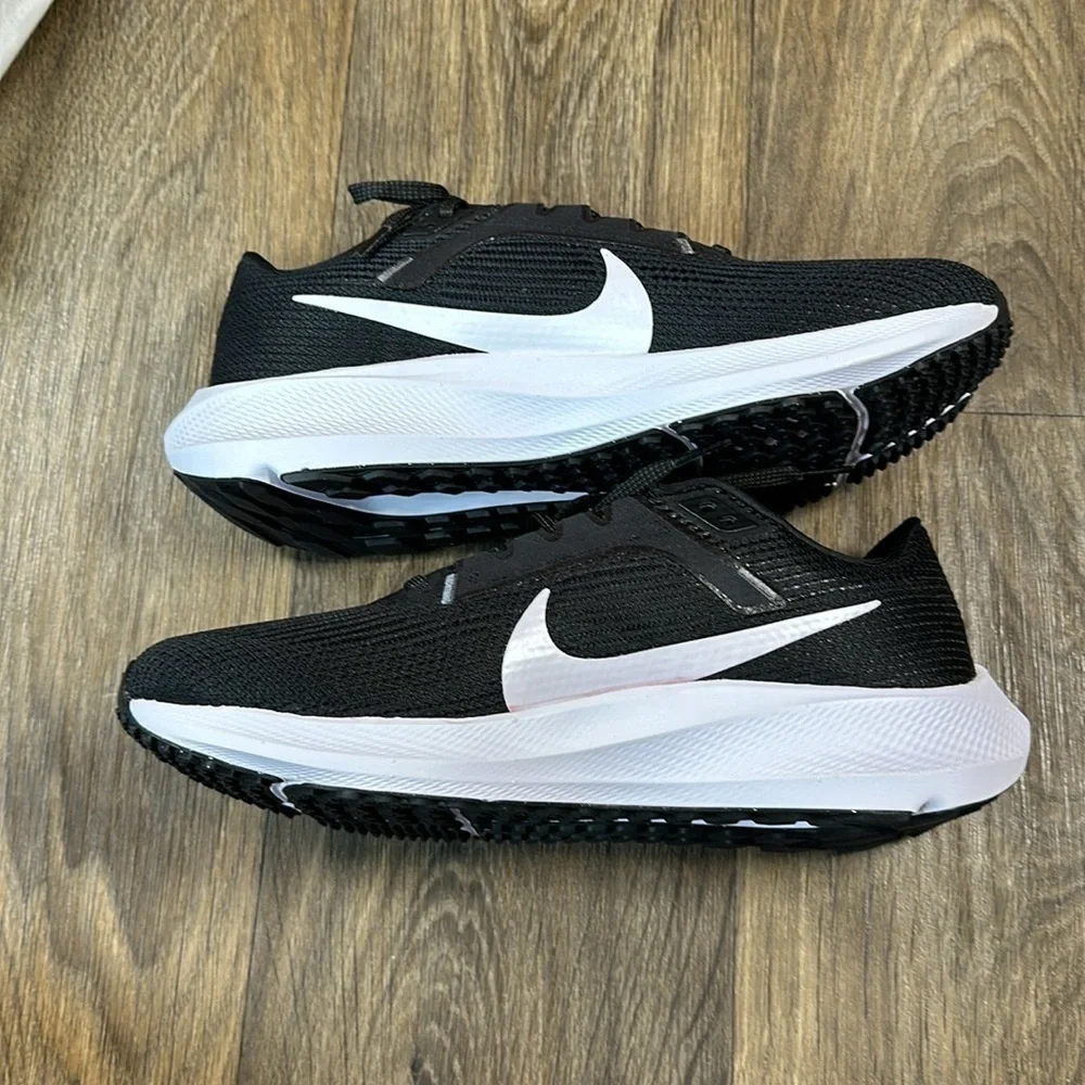 NWT Women Nike Air Zoom Pegasus Sneakers